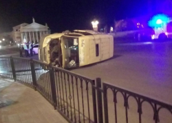 Маршрутка 64А перевернулась поздно вечером в центре Волгограда