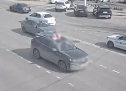 Волгоградка прокатила детей в открытом люке – видео 