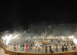 Бенгальские огни расцветили новогоднюю ночь в ЦПКиО в Волгограде: видео