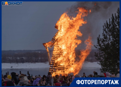 Гигантское чучело подожгли в центре Волгограда на глазах у многотысячной толпы 