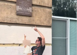 Известный комик Бебуришвили показал дочери дом героического прадеда в Волгограде