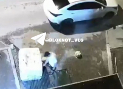 Неизвестный в маске украл 20 мешков цемента во время капремонта на севере Волгограда