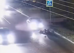 Тела отбросило на асфальт: на видео попал наезд иномарки на юных волгоградцев