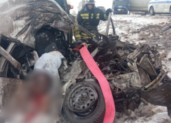 Женщину насмерть смяло в массовом ДТП на волгоградской трассе: жуткие фото с места