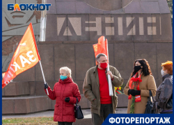 Волгоградцы отметили годовщину Великого Октября под красными знаменами