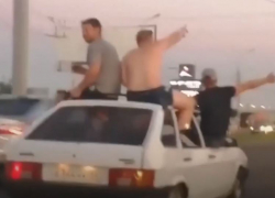 Опубликовано видео с тремя экстремалами на крыше «девятки» и признаниями водителя в Волгограде