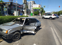 Внедорожник решил не пропускать ВАЗ: видео эффектного ДТП в центре Волгограда
