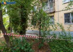 Мужчина выпал из окна 9-го этажа в Волжском