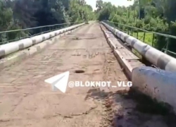 Легендарный мост с латками из фуфаек сносят под Волгоградом