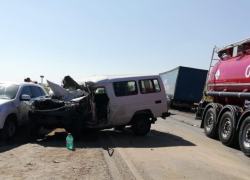 Land Cruiser протаранил тягач и иномарку в Волгограде: трое в больнице
