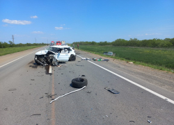 Land Rover и Hyundai  разбились на трассе в Волгоградской области: в месиве из осколков не выжили двое 