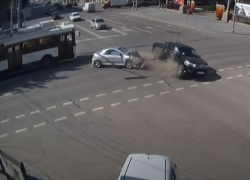 На видео попало ДТП иномарок на перекрестке с Комсомольской в Волгограде