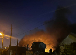 Огненные столбы у гаражного кооператива сняли на видео в Волгограде