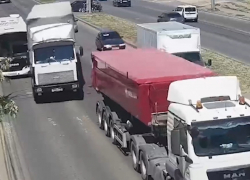 Тягач спихнул с дороги автобус №2 с пассажирами в Волгограде – видео