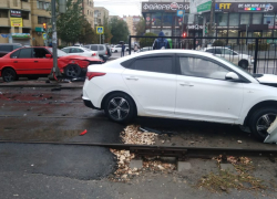 Иномарка вылетала на трамвайные пути в центре Волгограда