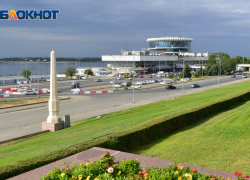 Гидроцикл с подростком и девушкой врезался в мост и перевернулся в Волгограде