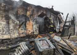 Два газовых баллона успели унести из горящего дома в Волгограде