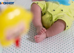 Горе-мать обвиняется в истязании 2-летней дочери в Волгоградской области