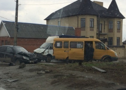 Маршрутка, грузовая "Газель" и Lada Granta столкнулись на западе Волгограда