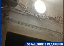 Подъезд обезвоженного МКД в Волгограде превращается в съемочную площадку хоррора: видео