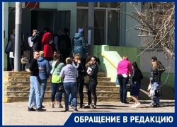 «Без масок и никакой дистанции»: волгоградка пожаловалась на толпу за сухпайками для школьников