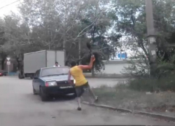 На видео попали дорожные разборки с лопатой и перцовым баллончиком в Волгограде