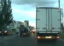 В Сеть просочилось видео с суровыми волжскими мужиками, которые ловят авто на ходу 
