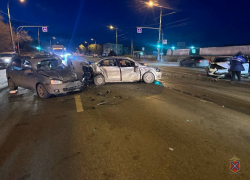 Еще одно массовое ДТП: в Волгограде столкнулись три автомобиля, есть пострадавший