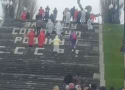 Толпы туристов устремились на Мамаев курган в самый холодный день апреля 