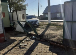 Пьяный водитель протаранил дом в Волгоградской области: последствия сняли на видео