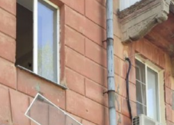 В тяжелом состоянии находится выпавший из окна 2-летний волгоградец