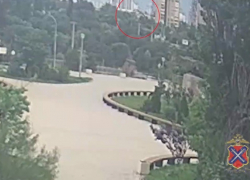Отправила мужчину в реанимацию за секунды: появилось видео падение доски в центре Волгограда