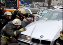 Стали известны подробности ДТП в Волжском, где водитель BMW влетел в остановку