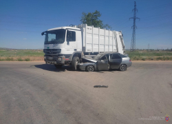 В Волгограде водитель ВАЗ въехал в мусоровоз