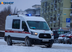 Буйный пациент с ножом напал на бригаду скорой помощи на юге Волгограда 