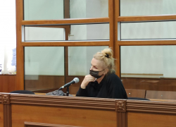 "Считаю, я вообще не виновна ни в чем": подозреваемую в организации финпирамиды блондинку отправили в СИЗО в Волгограде