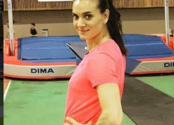 Елена Исинбаева снялась с соревнований из-за травмы 