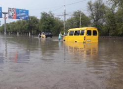 Власти Волгограда из-за дождя закрыли движение по двум из трех существующих продольных магистралей города