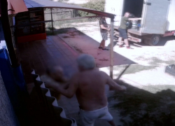 Покупатель ударил продавца ножом в грудь в Камышине: расправа попала на видео