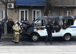 На видео попала полыхающая полицейская «Газель» на Ангарском