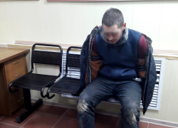 Под Волгоградом психически нездоровый юноша ранил ножом полицейского