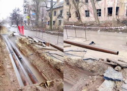 На пару можно суп варить: коммунальную траншею сняли на видео в Волгограде