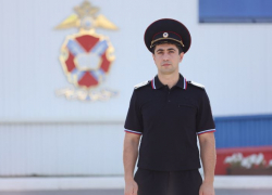 Упавшего в реку раненого бойца СВО спас полицейский в Волгограде