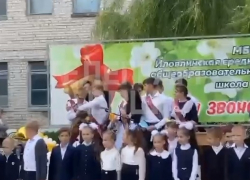 Выпускник пытался перерезать горло одноклассницы: видео нападения на линейке под Волгоградом