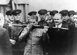 Одобрено Черчиллем: зачем Великобритания подарила меч Сталинграду