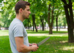 На бросавшегося на детей в парке рецидивиста с ножом возбудили дело под Волгоградом