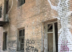 13-летняя волгоградка упала с третьего этажа заброшки на глазах у друзей