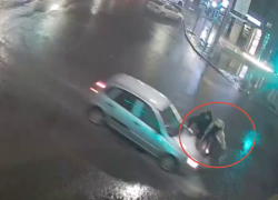 Пешеходов взял на таран 19-летний водитель в центре Волгограда: видео 