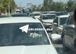 Обрыв проводов заблокировал главную магистраль Волгограда