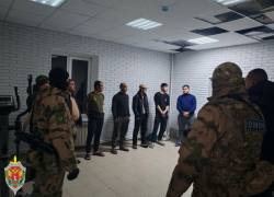 Десятки мигрантов вывел ОМОН из кафе в Котельниково: видео